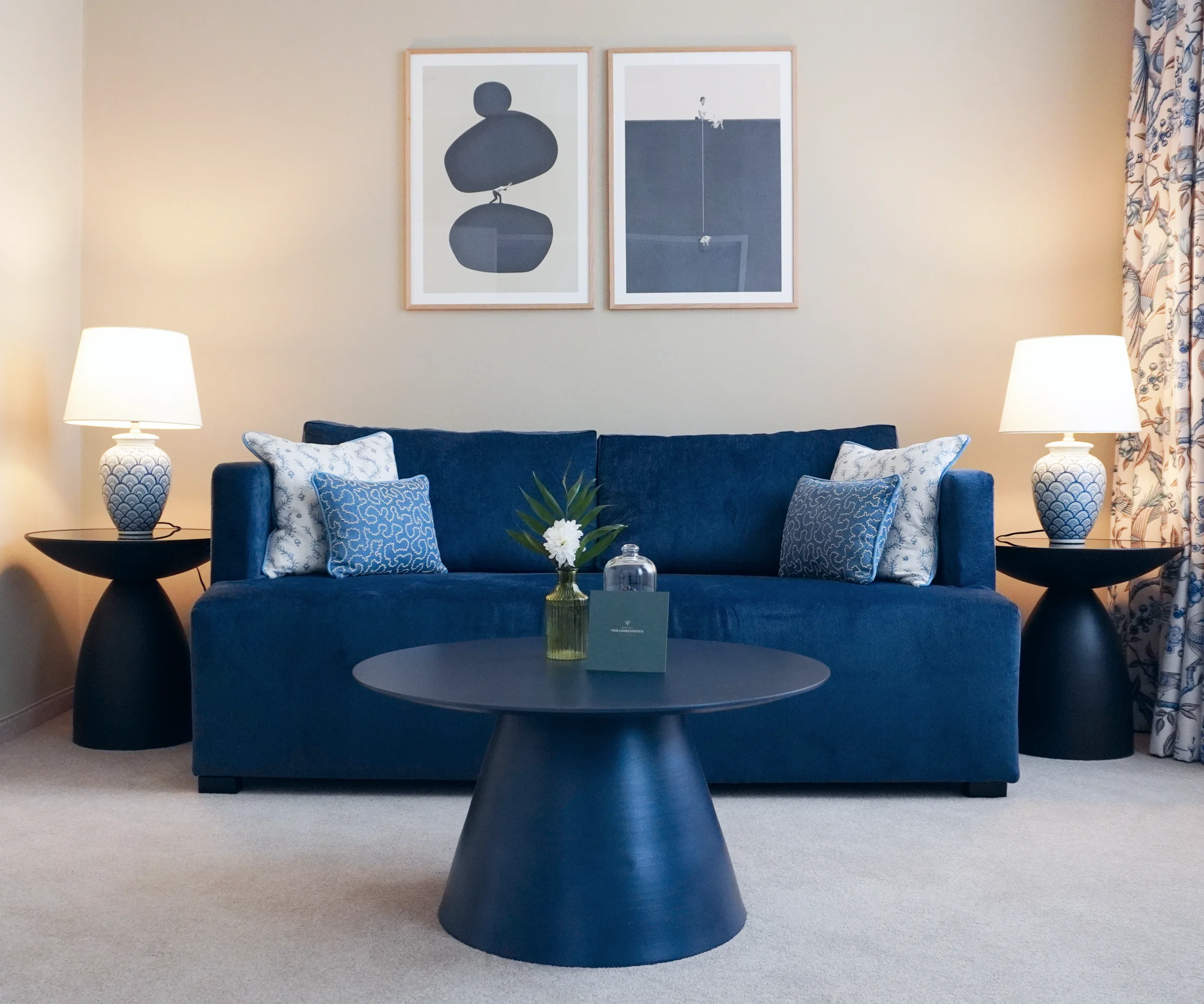 Sound of Music Suite im Boutiquehotel Vier Jahreszeiten Salzburg mit elegantem Interieur, gemütlichem Wohnbereich und Blick auf die Stadt